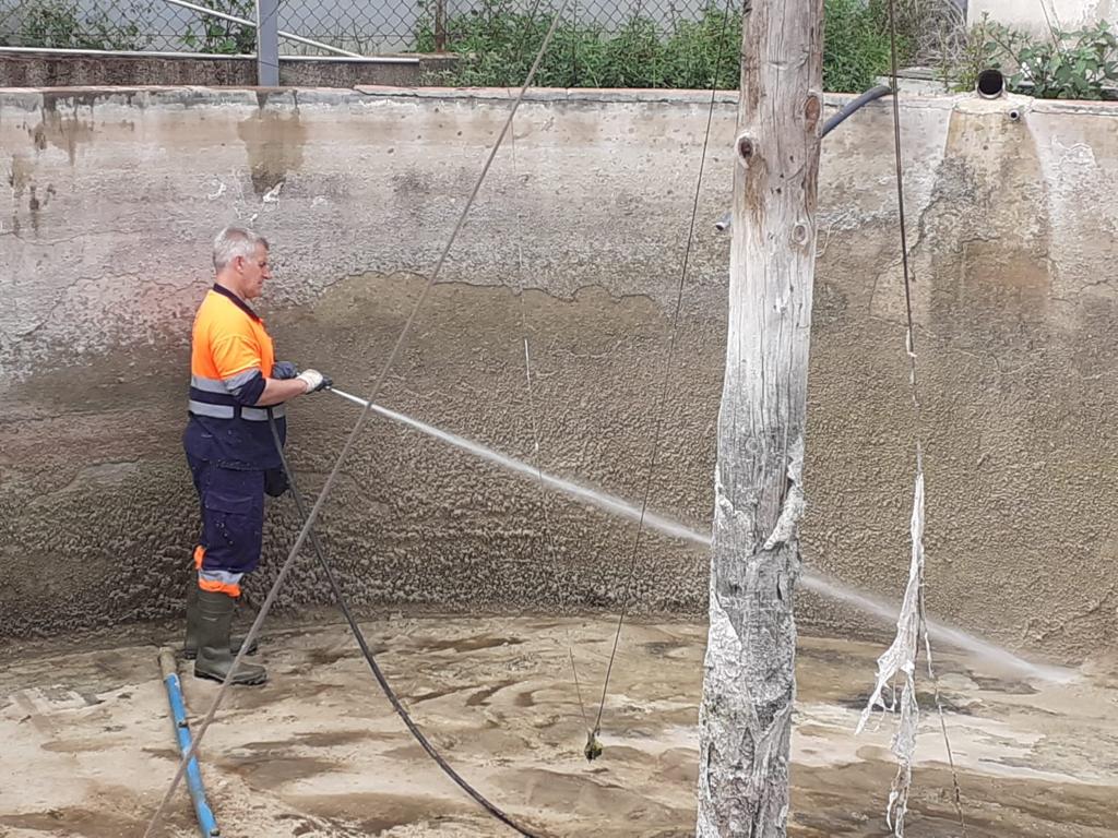 limpieza de balsa con agua a presión en Parets del Vallès